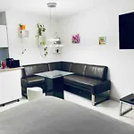 Linda Home By Railway Station , Airport In City Centre