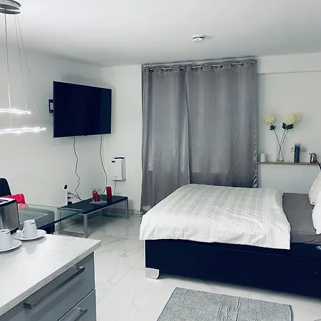 Linda By Railway Station , Airport In Centre Apartment *